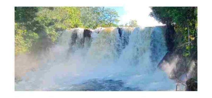 cachoeira-do-estrondo-e-considerada-a-principal-maravilha-natural-de-formosa-do-rio-preto