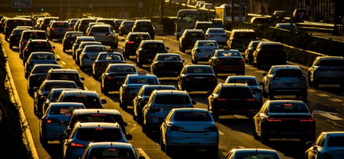 Como o transporte coletivo contribui para a redução de congestionamentos